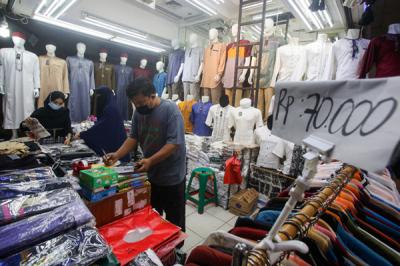 Penjual menata dagangannya di Blok B, Pasar Tanah Abang, Jakarta Pusat, Senin (26/7/2021).