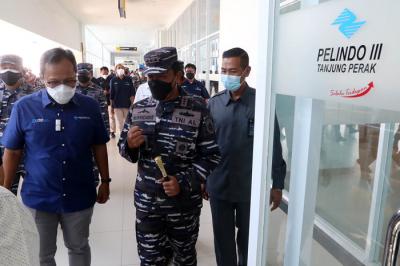 Peserta vaksin menutup muka ketika mendapat suntikan vaksin Covid-19 dalam serbuan vaksin masyarakat maritim di Gedung GSN, Jawa Timur, Senin (26/7/2021).