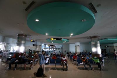 Peserta vaksin menutup muka ketika mendapat suntikan vaksin Covid-19 dalam serbuan vaksin masyarakat maritim di Gedung GSN, Jawa Timur, Senin (26/7/2021).