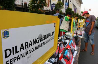 Pedagang kaki lima di kawasan, Asemka, Jakarta, Senin (26/7/2021).