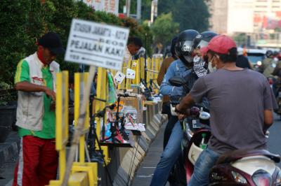 Pedagang kaki lima di kawasan, Asemka, Jakarta, Senin (26/7/2021).