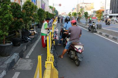 Pedagang kaki lima di kawasan, Asemka, Jakarta, Senin (26/7/2021).