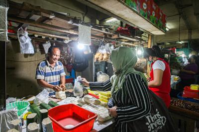 Pedagang merapikan dagangannya di Pasar Pondok Gede, Kota Bekasi, Jawa Barat, Senin (26/7/2021).