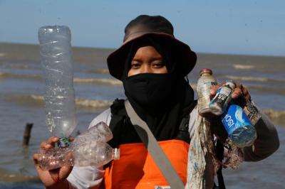 Kegiatan Brand Audit di Pantai Timur Surabaya, kawasan ekowisata Mangrove Wonorejo, Surabaya, Jawa Timur, Senin (26/7/2021).