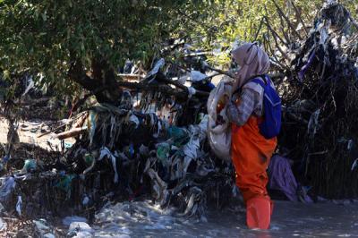 Kegiatan Brand Audit di Pantai Timur Surabaya, kawasan ekowisata Mangrove Wonorejo, Surabaya, Jawa Timur, Senin (26/7/2021).