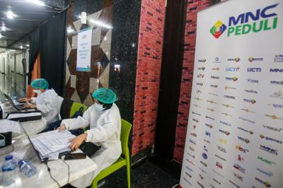 Warga mengikuti vaksinasi Covid-19 di Sentra Vaksinasi MNC Center, Kebon Sirih, Jakarta Pusat, Senin (26/7/2021).