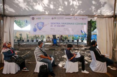 Warga mengikuti vaksinasi Covid-19 di Sentra Vaksinasi MNC Center, Kebon Sirih, Jakarta Pusat, Senin (26/7/2021).