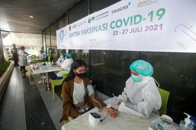 Warga mengikuti vaksinasi Covid-19 di Sentra Vaksinasi MNC Center, Kebon Sirih, Jakarta Pusat, Senin (26/7/2021).