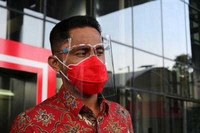 Plt Bupati Bandung Barat Hengky Kurniawan usai menjalani pemeriksaan di Gedung Merah Putih KPK Kuningan, Jakarta, Selasa (27/7/2021).