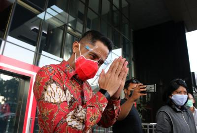 Plt Bupati Bandung Barat Hengky Kurniawan usai menjalani pemeriksaan di Gedung Merah Putih KPK Kuningan, Jakarta, Selasa (27/7/2021).