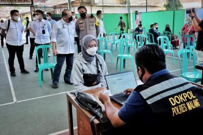 Ketua DPD RI AA LaNyalla Mahmud Mattalitti saat meninjau pelaksanaan vaksinasi di Kepolisian Resort (Polres) Malang, Jawa Timur, Selasa (27/7/2021).