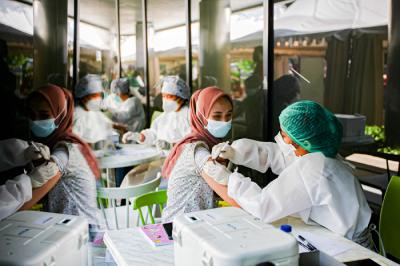 Antrean warga menunggu giliran pendaftaran untuk melakukan Vaksin Covid-19 di Sentra Vaksinasi MNC Peduli, MNC Center, Kebon Sirih, Selasa (27/7/2021).