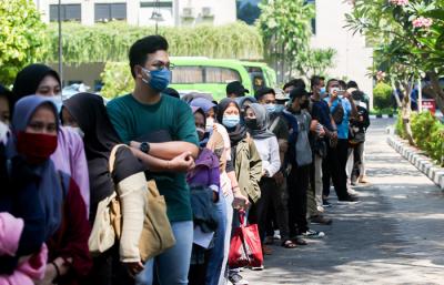 Antrean warga menunggu giliran pendaftaran untuk melakukan Vaksin Covid-19 di Sentra Vaksinasi MNC Peduli, MNC Center, Kebon Sirih, Selasa (27/7/2021).