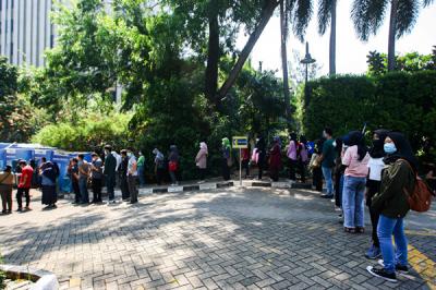 Antrean warga menunggu giliran pendaftaran untuk melakukan Vaksin Covid-19 di Sentra Vaksinasi MNC Peduli, MNC Center, Kebon Sirih, Selasa (27/7/2021).