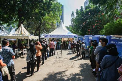 Antrean warga menunggu giliran pendaftaran untuk melakukan Vaksin Covid-19 di Sentra Vaksinasi MNC Peduli, MNC Center, Kebon Sirih, Selasa (27/7/2021).