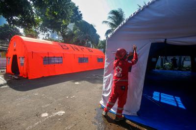 Petugas Palang Merah Indonesia (PMI) memeriksa kesiapan selter atau tenda darurat untuk pasien isolasi mandiri Covid-19 di Jakarta, Selasa (27/7/2021).