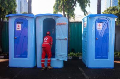 Petugas Palang Merah Indonesia (PMI) memeriksa kesiapan selter atau tenda darurat untuk pasien isolasi mandiri Covid-19 di Jakarta, Selasa (27/7/2021).