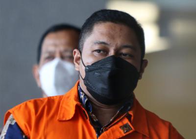 Tersangka Stepanus Robin Pattuju usai menjalani pemeriksaan lanjutan di Gedung Merah Putih KPK, Kuningan Jakarta, Selasa (27/7/2021).