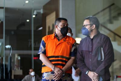 Tersangka Stepanus Robin Pattuju usai menjalani pemeriksaan lanjutan di Gedung Merah Putih KPK, Kuningan Jakarta, Selasa (27/7/2021).