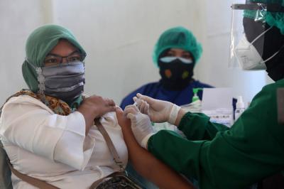 Pelaksanaan serbuan vaksin dan baksos Lanud Muljono di Pendopo Sedati Agung, Sidoarjo, Jawa Timur, Selasa (27/7/2021).
