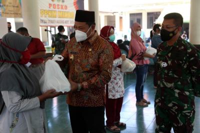 Pelaksanaan serbuan vaksin dan baksos Lanud Muljono di Pendopo Sedati Agung, Sidoarjo, Jawa Timur, Selasa (27/7/2021).