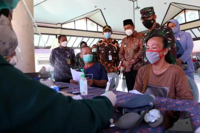 Pelaksanaan serbuan vaksin dan baksos Lanud Muljono di Pendopo Sedati Agung, Sidoarjo, Jawa Timur, Selasa (27/7/2021).