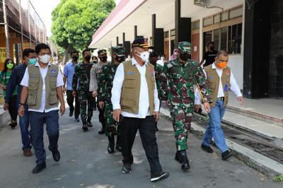 Ketua Satuan Tugas Penanganan Covid-19 Letjen TNI Ganip Warsito melakukan peninjauan tempat isolasi terpusat GOR Gelarsena, Klaten, Rabu (28/7/2021).