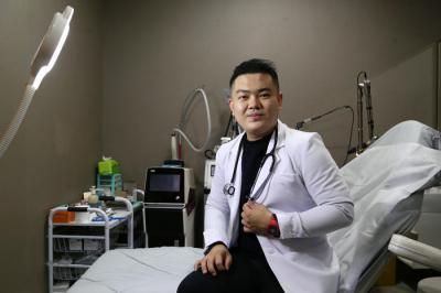 Dokter Michael Lawanto melakukan perawatan kulit wajah pasien di Beauty Skin dr MF Surabaya, Jawa Timur, Rabu (28/7/2021).