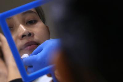 Dokter Michael Lawanto melakukan perawatan kulit wajah pasien di Beauty Skin dr MF Surabaya, Jawa Timur, Rabu (28/7/2021).