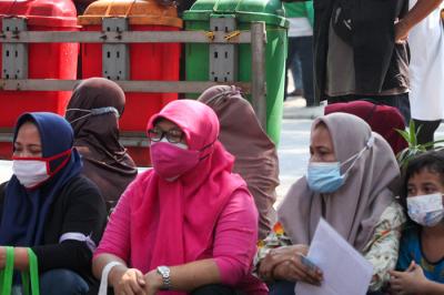 Warga saat menerima bantuan sosial (bansos) tunai di kawasan Kedoya Selatan, Jakarta Barat, Rabu (28/7/2021).