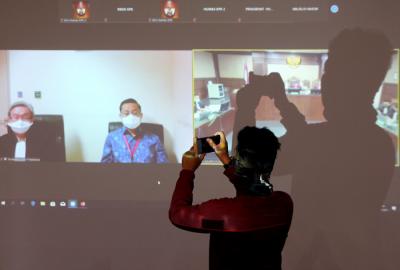 Terdakwa Mantan Menteri Sosial Juliari Peter Batubara menjalani sidang lanjutan secara virtual di Gedung Merah Putih KPK Kuningan, Jakarta, Rabu (28/7/2021).