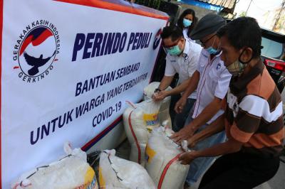 Ketua DPP Perindo Bidang Sosial dan Kesejahteraan Rakyat Yerry Tawalujan memberikan bantuan sembako kepada warga di kawasan Tanjung Priok, Rabu (28/7/2021).