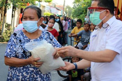 Ketua DPP Perindo Bidang Sosial dan Kesejahteraan Rakyat Yerry Tawalujan memberikan bantuan sembako kepada warga di kawasan Tanjung Priok, Rabu (28/7/2021).