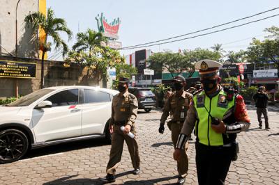 Petugas Satpol PP bersama TNI dan Polisi memberikan sosialisasi kepada pemilik rumah makan di kawasan Margonda, Depok, Jawa Barat, Rabu (28/7/2021).