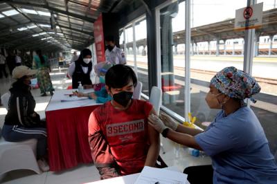Tenaga kesehatan menyuntikkan vaksin Covid-19 kepada warga di Stasiun Jakarta Kota, Jakarta, Rabu (28/7/2021).