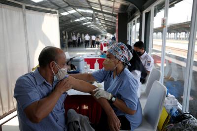 Tenaga kesehatan menyuntikkan vaksin Covid-19 kepada warga di Stasiun Jakarta Kota, Jakarta, Rabu (28/7/2021).