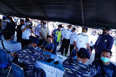 PT Pelindo IV menggelar vaksinasi massal dengan menargetkan 3.000 orang yang akan divaksin di Pelabuhan Soekarno-Hatta, Makassar, Rabu, (28/7/2021).