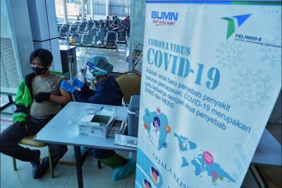 PT Pelindo IV menggelar vaksinasi massal dengan menargetkan 3.000 orang yang akan divaksin di Pelabuhan Soekarno-Hatta, Makassar, Rabu, (28/7/2021).
