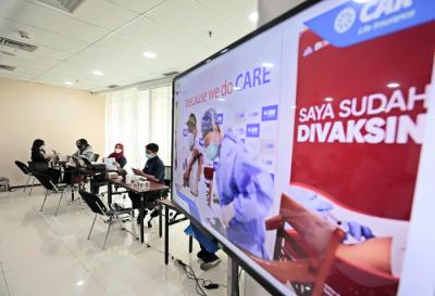 Petugas medis menyuntikan vaksin Covid-19 kepada warga di Jakarta, Rabu (28/7/2021).