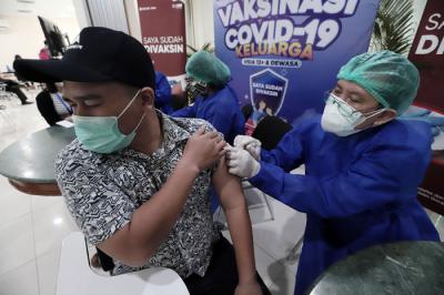 Petugas medis menyuntikan vaksin Covid-19 kepada warga di Jakarta, Rabu (28/7/2021).