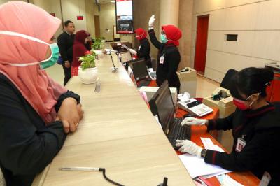 Suasana pelayanan di Kantor Pusat Bank Jatim Jalan Basuki Rahmat Surabaya, Jawa Timur.