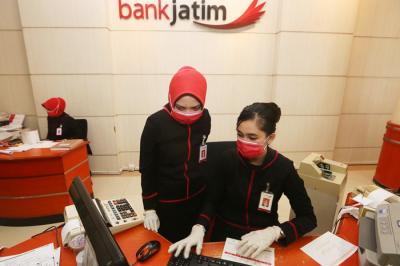 Suasana pelayanan di Kantor Pusat Bank Jatim Jalan Basuki Rahmat Surabaya, Jawa Timur.