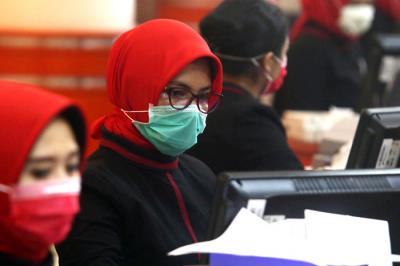 Suasana pelayanan di Kantor Pusat Bank Jatim Jalan Basuki Rahmat Surabaya, Jawa Timur.
