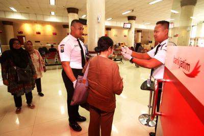 Suasana pelayanan di Kantor Pusat Bank Jatim Jalan Basuki Rahmat Surabaya, Jawa Timur.