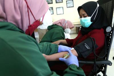 Petugas medis mengambil sampling darah penyintas Covid-19 ketika mengkuti Donor Darah Plasma Konvalesen di RS MMC, Surabaya, Jawa Timur, Kamis (29/7/2021).