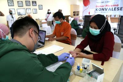 Petugas medis mengambil sampling darah penyintas Covid-19 ketika mengkuti Donor Darah Plasma Konvalesen di RS MMC, Surabaya, Jawa Timur, Kamis (29/7/2021).