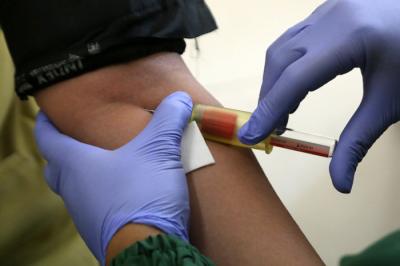 Petugas medis mengambil sampling darah penyintas Covid-19 ketika mengkuti Donor Darah Plasma Konvalesen di RS MMC, Surabaya, Jawa Timur, Kamis (29/7/2021).