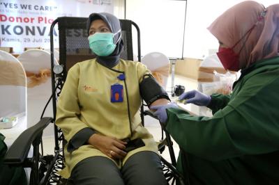Petugas medis mengambil sampling darah penyintas Covid-19 ketika mengkuti Donor Darah Plasma Konvalesen di RS MMC, Surabaya, Jawa Timur, Kamis (29/7/2021).