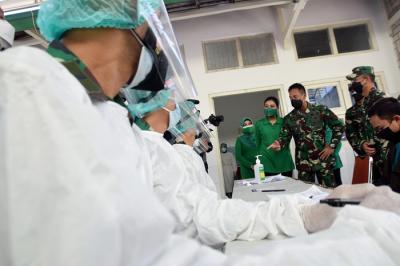 Kepala Staf TNI Angkatan Darat Jenderal TNI Andika Perkasa meninjau pelaksanaan vaksinasi di RS Bakti Wira Tamtama Semarang, Jawa Tengah, Kamis (29/7/2021).