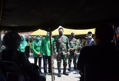 Kepala Staf TNI Angkatan Darat Jenderal TNI Andika Perkasa meninjau pelaksanaan vaksinasi di RS Bakti Wira Tamtama Semarang, Jawa Tengah, Kamis (29/7/2021).